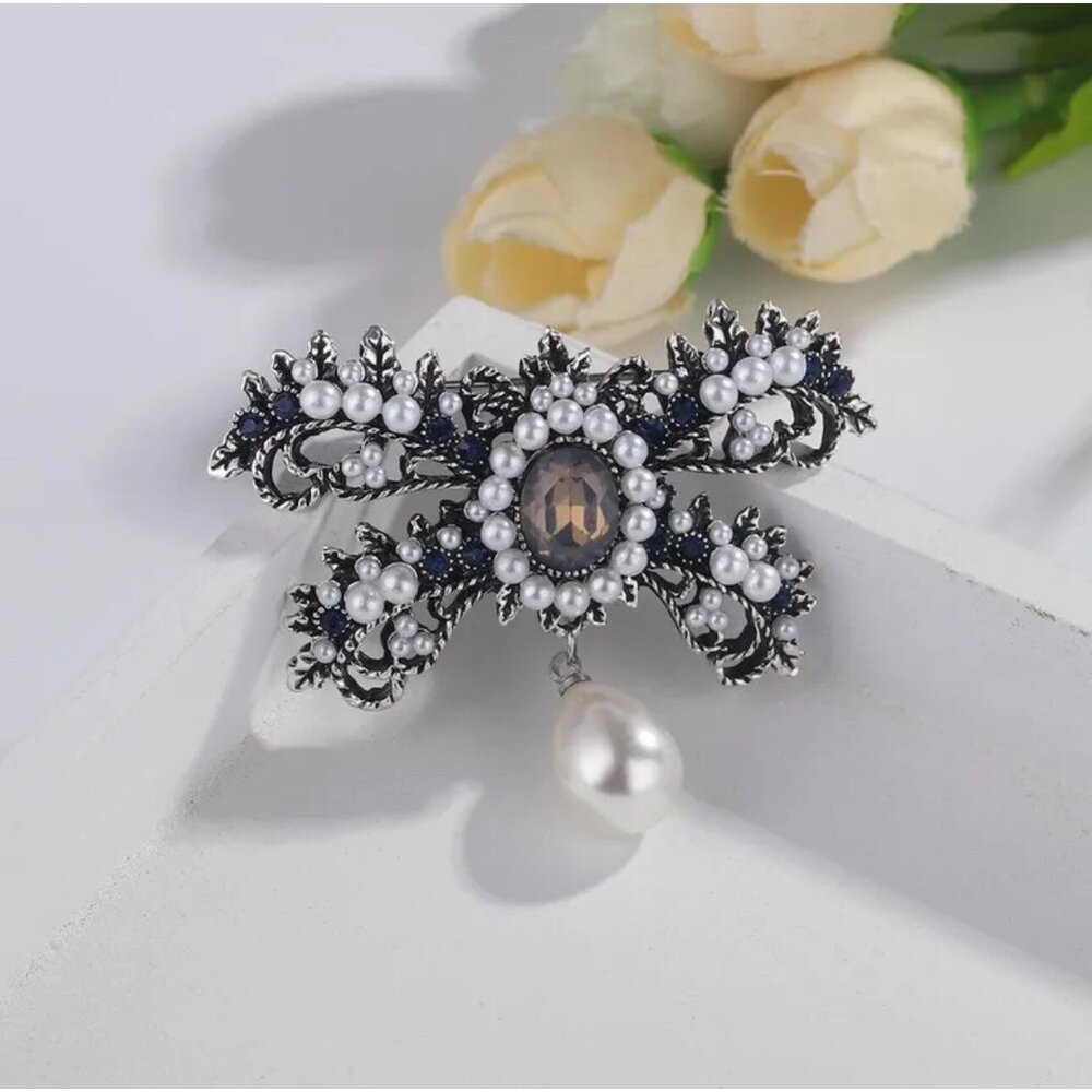 Baroque Style Alloy Brooch Rhinestone Faux Pearl Vintage Style Bow Shaped Pin